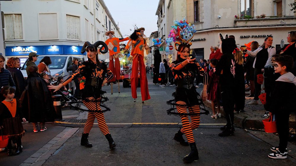 Animation costumée dans une rue animée