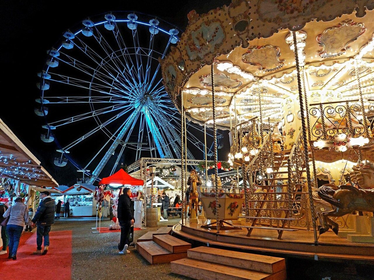 Carrousel et grande roue illuminés