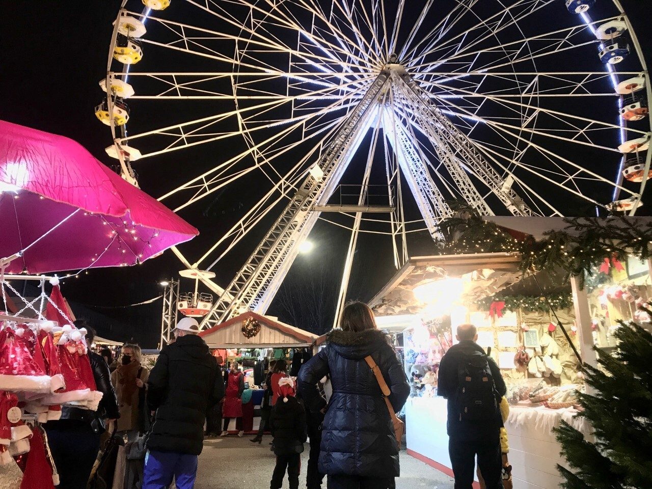 Ambiance de marché de Noël avec grande roue